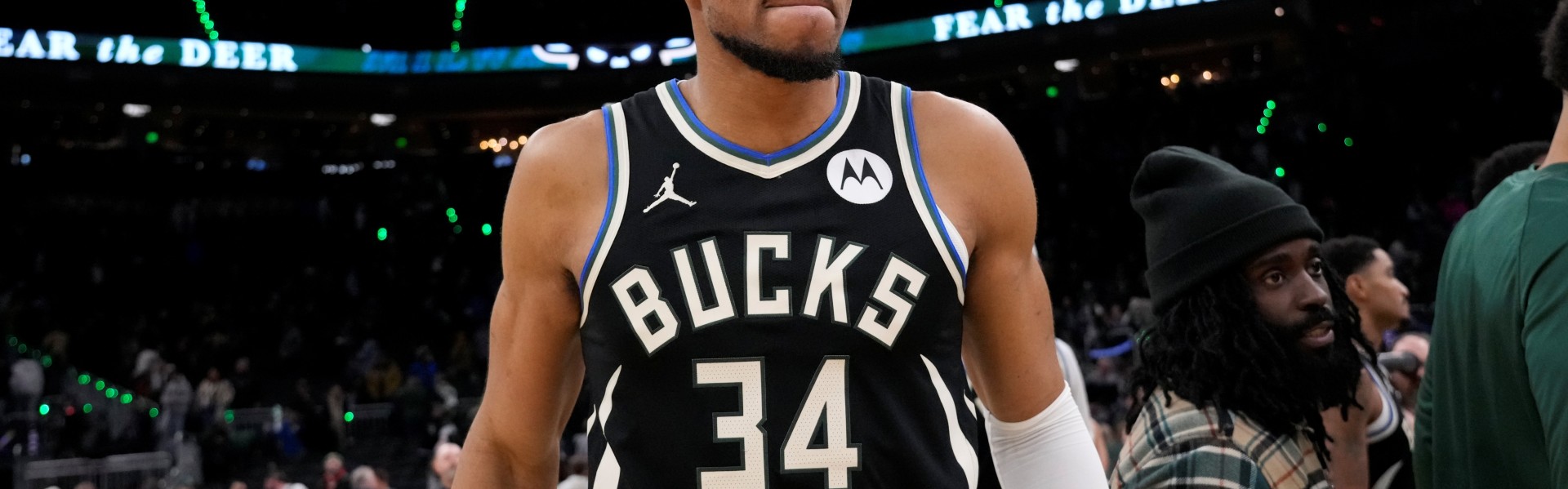 AIYOUXI-真是带不动！字母哥半场14中7砍下18分4板1助 球队落后8分