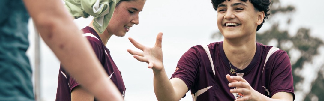 爱游戏APP-拒绝回国！伊朗女足2名逃离队员露面：露大腿脱头巾训练 笑容满面