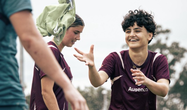 爱游戏APP-拒绝回国！伊朗女足2名逃离队员露面：露大腿脱头巾训练 笑容满面