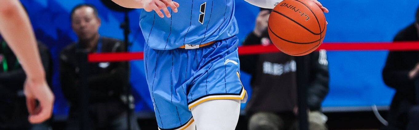 爱游戏官网-陈盈骏：周琦在攻防两端的作用非常大 对手都不敢进去